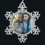 Custom Elegante Your Family Foto Weihnachten Schneeflocken Zinn-Ornament<br><div class="desc">Dieses elegante Weihnachtsschmuck mit eigenem Foto und dem Jahr in Vintager Typografie. Beginnen Sie mit einer neuen Tradition,  um zu jeder Weihnachtszeit ein eigenes,  persönliches Schmuckstück Ihrer Familie zu kreieren. Ein wunderbares Geschenk,  um Eltern,  Großeltern oder für sich selbst behalten. Auch in anderen Stilen verfügbar.</div>