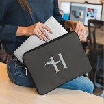 Custom Eleganto Olive Green Initial Typografy Laptopschutzhülle<br><div class="desc">Der Laptop-Ärmel in einer stilvollen Oliven-Grün-Farbe zeichnet sich durch ein modernes und elegantes Design aus, das eine klare Monogramm-Initiale aufweist und dem Gerät eine raffinierte Touch verleiht. Sein eleganter Stil verbindet zeitgenössischen Flair und Schutz für Ihren Laptop. Mit dieser Hülle verschmelzen moderne Ästhetik und elegante Touch mühelos in ein elegantes...</div>