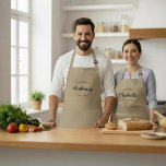 Custom Established year Name Chef Personalized Schürze<br><div class="desc">Lots of talent coming out of that kitchen. Encourage the chef in your life to keep those delicious dishes coming with this personalized, modern and unique apron. Customize the words, name and established year as you need. Comes in different colors and sizes.
Make for a great gift.</div>