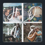 Custom Family Foto Collage Pinselschrift ZUHAUSE Quadratische Wanduhr<br><div class="desc">Personalisierter Familienkuepake mit 4 Ihrer Fotos in einer quadratischen Gitterkollektion und einer schönen handgeschriebenen Schreibweise-ZUHAUSE. Großartiges Geschenk für Mutter,  Vater,  Familie,  Freunde,  Eltern und Großeltern!</div>