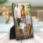 Custom Family Foto Modernes Heftskript Fotoplatte<br><div class="desc">Individuelle Foto-Plakette mit modernem Herzskriptdesign,  das FAMILY neben Ihren Namen und dem Jahr liest.</div>