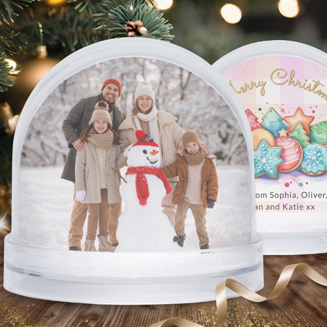 Custom Family Foto Weihnachtskost Pink Gingham Schneekugeln (A Christmas snowglobe with cookies design, to personalize with your own photo and message)