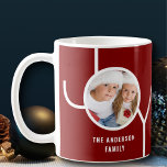 Custom Family Holiday Weihnachten Foto Maroon Kaffeetasse<br><div class="desc">Diese stilvolle Weihnachtsferien-Tasse ist mit dem Wort JOY auf einem bordeauxroten Hintergrund dekoriert. Einfach mit Ihrem Foto und Namen anpassbar.</div>