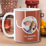 Custom Family Holiday Weihnachten Foto Terracotta  Kaffeetasse<br><div class="desc">Diese stilvolle Weihnachtsferien-Tasse ist mit dem Wort JOY auf Terrakotta-Hintergrund dekoriert. Einfach mit Ihrem Foto und Namen anpassbar.</div>