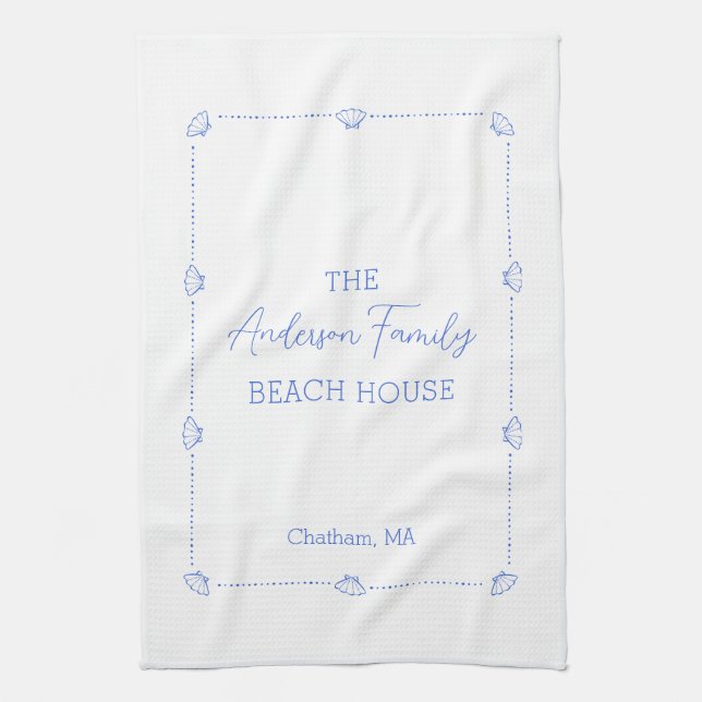Custom Family Name Beach House Coastal Blue Musche Geschirrtuch (Vertikal)