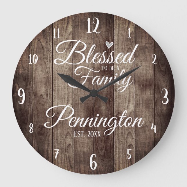 Custom Family Name Blessed to Be Wood Große Wanduhr (Vorderseite)