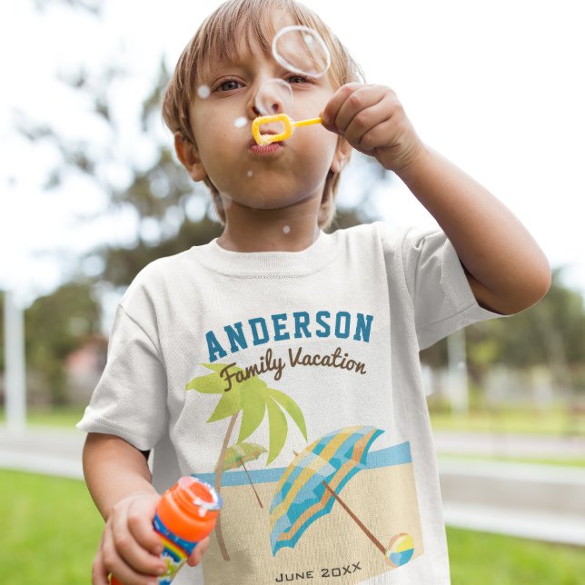 Custom Family Name Summer Beach Urlaub T-Shirt (Von Creator hochgeladen)