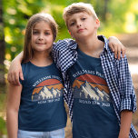 Custom Family Road Trip Mountains Naturekinder T-Shirt<br><div class="desc">Dieser coole Retro-Sonnenuntergang über Felsgebirgen in der Natur macht ein großartiges Bild für ein phantastisches Set von maßgeschneiderten T - Shirt für einen Familienurlaub, eine Wiedersehen, eine Fahrt oder einen Sommerurlaub. Erinnern Sie sich an Ihre lustige Urlaubswoche mit passenden T-Shirts für Mama, Papa, Bruder und Schwester. Fügen Sie einfach Ihren...</div>