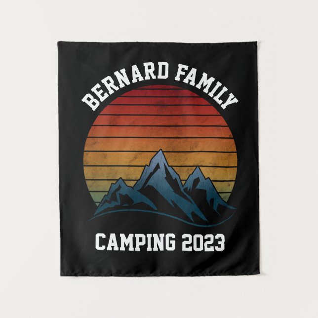 CUSTOM FAMILY WIEDERSEHEN CAMPING SUNSET BERGREISE WANDTEPPICH (Vorderseite)