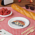 Custom Family Wiedersehen Road Sunset Mountain Par Pappteller<br><div class="desc">Dieser phantastische Sonnenuntergang über Felsgebirgen in der Natur ist ein großartiges Bild für eine familiäre Wiedersehen-Papiertafel für ein Party in der Nähe eines bewaldeten Waldes. Erinnern Sie sich an diese wunderschöne Dekoration,  indem Sie Ihren eigenen Namen und das Jahr mit unserem Personalisierungstool hinzufügen.</div>