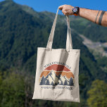 Custom Family Wiedersehen Road Trip Sunset Keepake Tragetasche<br><div class="desc">Dieser phantastische Sonnenuntergang über Felsgebirgen in der Natur macht einen großartigen Eindruck für eine Wiedersehen Tote-Tasche für einen Spaziergang oder einen Sommerurlaub. Erinnern Sie sich an dieses wunderschöne Sake-Geschenk,  indem Sie Ihren eigenen Namen und das Jahr mit unserem Personalisierungstool hinzufügen.</div>