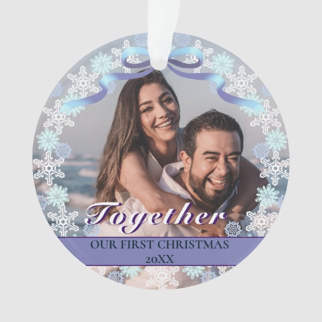 Custom First Christmas Gemeinsam Snowflakes Ribbon Ornament (Vorderseite)