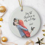 Custom First Christmas Mr. und Mrs. Foto Overlay Keramik Ornament<br><div class="desc">Feiern Sie Ihre erste Weihnachtsfeier als Mr. und Mrs. mit diesem maßgeschneiderten Keramik-Ornament, mit einem Foto-Overlay und trendiger Schriftzeichen Kalligraphie-Schrift. Das schlichte und minimalistische Design verleiht Ihrem Urlaubsdekor eine Touch Eleganz und ist somit ein perfekter Sake für frisch verheiratete Gäste. Ob Hochzeit, Jubiläum oder Ihr eigener Baum, dieses Ornament erinnert...</div>