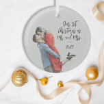 Custom First Christmas Mr. und Mrs. Foto Overlay Ornament Aus Glas<br><div class="desc">Feiern Sie Ihr erstes Weihnachtsfest als Mr. und Mrs. mit diesem wunderschön personalisierten Glasschmuck. Mit einem besonderen Foto-Overlay und elegantem Drehtext vereint dieses Ornament die Freude an der ersten Urlaubssaison als verheiratetes Paar. Passen Sie es mit Ihren Namen und dem Jahr an, um einen zeitlosen Sake zu schaffen, den Sie...</div>