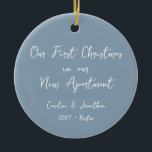 Custom First Christmas New Apartment Blue Foto Keramik Ornament<br><div class="desc">Erinnern Sie sich an Ihr erstes Weihnachtsfest in Ihrem neuen Apartment mit diesem eigenartigen, staubblauen Keramik-Ornament. Dieser besondere Sake zeigt auf einer Seite Ihr Foto und erweckt gemeinsam die Erinnerung an Ihre erste Urlaubssaison. Auf der anderen Seite zeigt personalisierter Text elegant Ihre Namen und das Jahr in einem stilvollen Skript...</div>