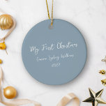 Custom First Christmas Script Baby Foto Blue Keramik Ornament<br><div class="desc">Feiern Sie mit diesem personalisierten Keramik-Ornament das erste Weihnachtsfest Ihres Neugeborenen. Die Vorderseite präsentiert eleganten, weißen Skripttext auf einem staubblauen Hintergrund und schafft so einen ruhigen und festlichen Look. Auf der Rückseite, stolz zeigen Sie Ihr Lieblings-Foto Ihres Kleinen, sodass dieser Schmuck ein geschätzter Sake für die nächsten Jahre. Ideal, um...</div>