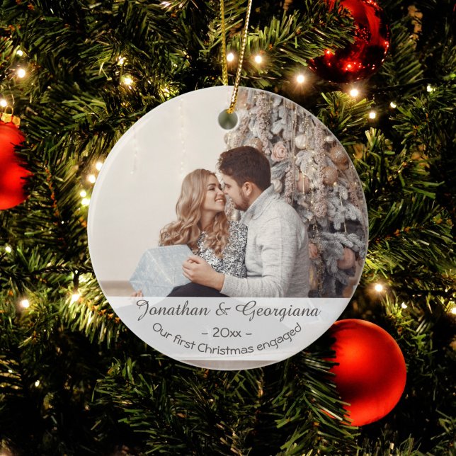 Custom First Christmas verlobt 2025 Foto Urlaub Keramik Ornament (Von Creator hochgeladen)