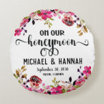 Custom Floral Honeymoon Keepake Rundes Kissen<br><div class="desc">Gewohnte Flitterwochen mit hellen Blume.</div>