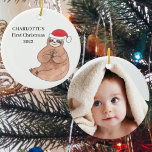 Custom Foto Baby Girl's First Christmas Sloth Keramik Ornament<br><div class="desc">Dieser niedliche Weihnachtsschmuck ist mit einer Aquarellmatte mit einer Weihnachtsmannmütze geschmückt. Personalisieren Sie es mit dem Namen Ihres Babys und dem Jahr ihrer ersten Weihnachten. Ersetzen Sie das Foto durch das Foto Ihres Babys. Ändern Sie mithilfe des Entwurfstools die Textgröße, den Stil oder die Farbe. Weil wir unsere Kunstwerke erstellen,...</div>