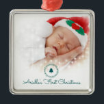 Custom Foto Baby's First Christmas Ornament Aus Metall<br><div class="desc">Personalisieren Sie Ihr eigenes Baby-Foto zu diesem Urlaubssornament für die ersten Weihnachten des Babys und fügen Sie Ihren Babynamen in diese niedliche Schrift ein. Machen Sie es zu einem Erbe,  jahrelang zu halten. Dieses Baby trägt eine Weihnachtsmannmütze. kleidet das Baby für den Urlaub,  um Ihr individuelles Foto zu kreieren.</div>