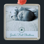 Custom Foto Baby's First Christmas Ornament Aus Metall<br><div class="desc">Personalisieren Sie Ihr eigenes Baby-Foto zu diesem Urlaubssornament für die ersten Weihnachten des Babys und fügen Sie Ihren Babynamen in diese niedliche Schrift ein.</div>