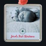 Custom Foto Baby's First Christmas Ornament Aus Metall<br><div class="desc">Personalisieren Sie Ihr eigenes Baby Foto zu diesem Feiertagsschmuck für das erste Weihnachtsfest des Babys,  und fügen Sie den Namen Ihres Babys hinzu.</div>