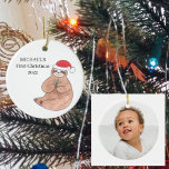 Custom Foto Baby's First Christmas Sloth Keramik Ornament<br><div class="desc">Dieser niedliche Weihnachtsschmuck ist mit einer Aquarellmatte mit einer Weihnachtsmannmütze geschmückt. Passen Sie es mit dem Namen Ihres Babys und dem Jahr ihres ersten Weihnachtsgeschehens an. Ersetzen Sie das Foto durch das Foto Ihres Babys. Ändern Sie mithilfe des Entwurfstools die Textgröße, den Stil oder die Farbe. Weil wir unsere Kunstwerke...</div>