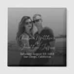 Custom Foto Black and White Wedding Magnet<br><div class="desc">Dieser moderne Magnet für Hochzeitsfestspiele oder Verlobungen verfügt über ein Schwarzweißfoto des Ehepaares im Hintergrund,  das Sie durch Ihr eigenes Foto ersetzen können. Ein schwarzer Farbverlauf erstreckt sich vom unteren Teil.</div>