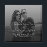 Custom Foto Black and White Wedding Magnet<br><div class="desc">Dieser moderne Magnet für Hochzeitsfestspiele oder Verlobungen verfügt über ein Schwarzweißfoto des Ehepaares im Hintergrund,  das Sie durch Ihr eigenes Foto ersetzen können. Ein schwarzer Farbverlauf erstreckt sich vom unteren Teil.</div>