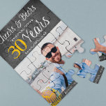 Custom Foto Cheers und Biere 30. Geburtstag<br><div class="desc">Informelle und lustige Jubel und Biere Männer 30 Geburtstag Custom Foto Keepake Geschenkpuzzle mit einem extravaganten Typografie-Skript,  eine gelbe doodle Bierkreide Tasse und Wirbel auf einem rustikalen Vintagen dunkelgrauen Chalkboard Hintergrund.               Geeignet als Halb-Sake-Geschenk für alle Altersgruppen,  Meilensteine,  Geburtstagsparty oder Fernfeiern.            Einfach mit Foto,  Alter,  Name und Datum zu personalisieren!</div>