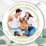 Custom Foto Elegante Hochzeit Runder Aufkleber<br><div class="desc">Fügen Sie Ihre Hochzeit mit diesen niedlichen Foto-Aufklebern die Touch zum Abschluss hinzu. Ideal, um Ihre Gastgeschenke Hochzeiten an alle Ihre Gäste zu kennzeichnen, und für Umschlagaufkleber, die Dankkarten aussenden . Passen Sie diese Foto-Aufkleber mit Ihrem Lieblings-Paare-Foto, Hund der Ehre Foto, oder Ihr frisch verheiratetes Foto mit Ihrem Hund, personalisieren...</div>