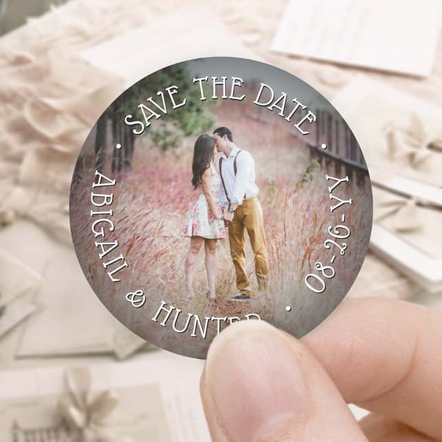 Custom Foto Elegante Moderne Save the Date Hochzei Runder Aufkleber (Von Creator hochgeladen)
