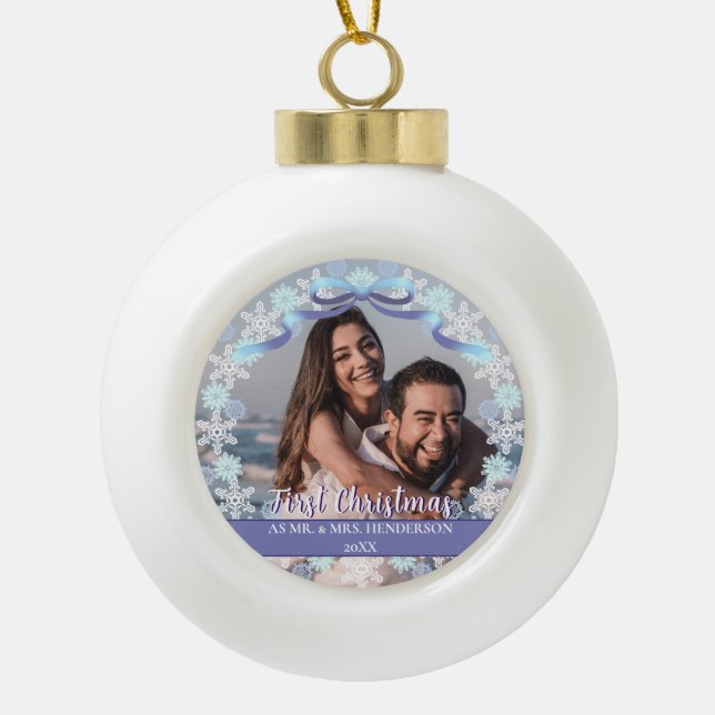 Custom Foto Erste Verheiratete Weihnachtszeit Lila Keramik Kugel-Ornament (Vorderseite)