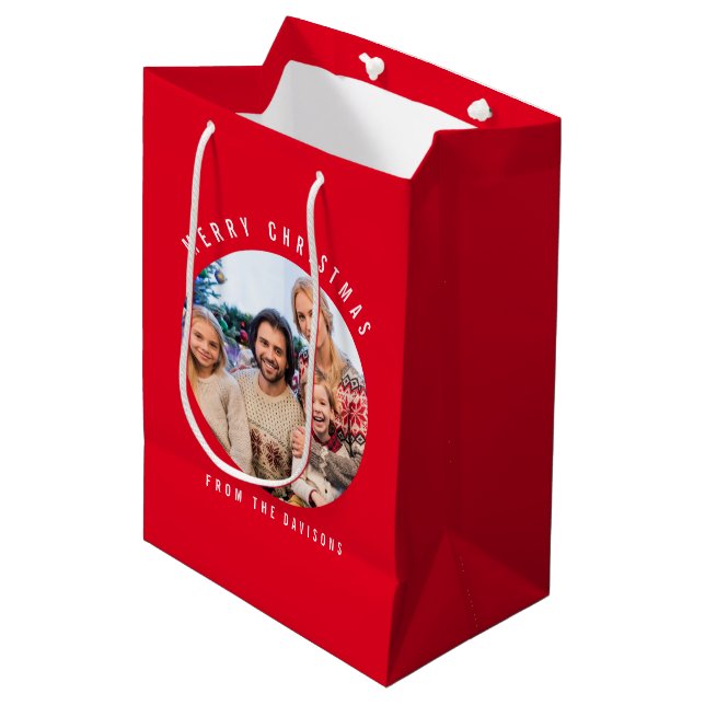 Custom Foto Familienname Frohe Weihnachts Rot Mittlere Geschenktüte (Vorderseite Schrägansicht)