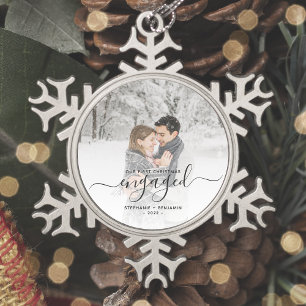 Custom Foto First Christmas Verlobt Grau Script Schneeflocken Zinn-Ornament