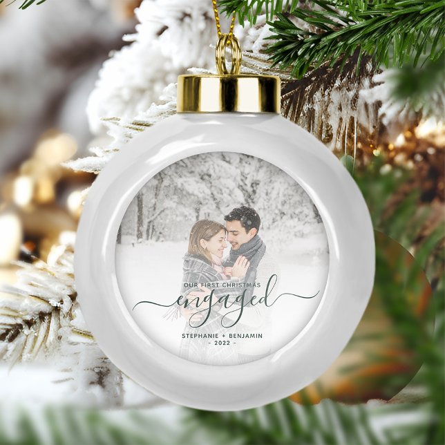 Custom Foto First Christmas Verlobt Green Script Keramik Kugel-Ornament (Von Creator hochgeladen)