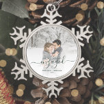 Custom Foto First Christmas Verlobt Green Script Schneeflocken Zinn-Ornament<br><div class="desc">Gedenken Sie Ihre Verlobung mit diesem schönen modernen Sakraldekor. Der grüne Text lautet "Unser erstes Weihnachten verlobt", mit dem Wort "verlobt" in eleganter Handschrift mit Schnörkeln vor und nach. Ersetzen Sie das Beispielbild durch Ihr Lieblings-Foto, und fügen Sie Ihre Namen und das Jahr hinzu. Mithilfe eines Farbverlaufsefilters wird der Pop...</div>