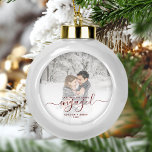 Custom Foto First Christmas Verlobt Red Script Keramik Kugel-Ornament<br><div class="desc">Gedenken Sie Ihre Verlobung mit diesem schönen modernen Sakraldekor. Der dunkelrote Text lautet "Unser erstes Weihnachtsfest verlobt", mit dem Wort "verlobt" in eleganter Handschrift mit Schnörkeln vor und nach. Ersetzen Sie das Beispielbild durch Ihr Lieblings-Foto, und fügen Sie Ihre Namen und das Jahr hinzu. Mithilfe eines Farbverlaufsefilters wird der Pop...</div>