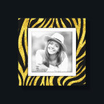 Custom Foto Gold Zebra Leinwanddruck<br><div class="desc">Ein schwarz-goldfarbenes Zebramuster,  das dimensioniert aussieht,  schafft einen wunderschönen Rahmen für Ihr Lieblings-Foto auf dieser gewickelten Leinwand. **TIPP: Wenn Sie eine quadratische Platte verwenden,  müssen Sie Ihr Foto möglicherweise auf ein Quadrat schneiden,  bevor Sie es hochladen,  um die besten Ergebnisse zu erzielen.</div>