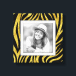 Custom Foto Gold Zebra Leinwanddruck<br><div class="desc">Ein schwarz-goldfarbenes Zebramuster,  das dimensioniert aussieht,  schafft einen wunderschönen Rahmen für Ihr Lieblings-Foto auf dieser gewickelten Leinwand. **TIPP: Wenn Sie eine quadratische Platte verwenden,  müssen Sie Ihr Foto möglicherweise auf ein Quadrat schneiden,  bevor Sie es hochladen,  um die besten Ergebnisse zu erzielen.</div>