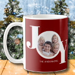 Custom Foto Joy Burgundy Kaffeetasse<br><div class="desc">Diese moderne Weihnachtsferien-Foto-Tasse ist mit dem Wort JOY in Weiß auf einem bordeauxroten Hintergrund dekoriert. Einfach mit Ihrem Foto und Namen anpassbar.</div>