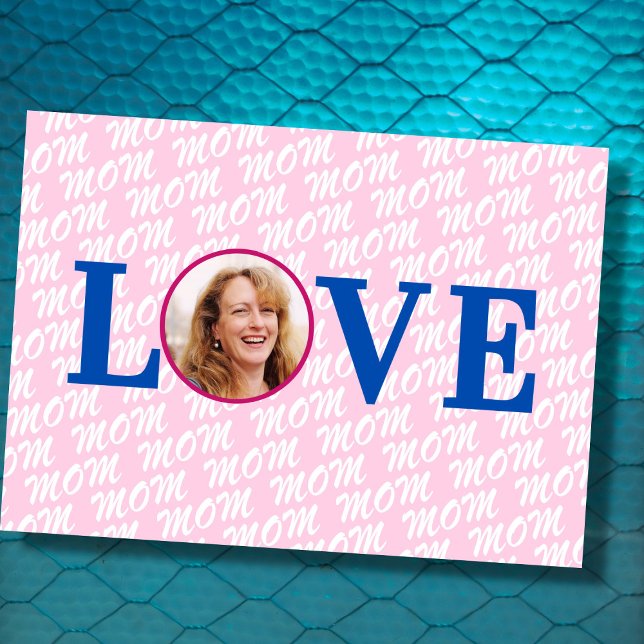 Custom Foto Mama Moderne, elegante Rosa Foto Karte (The background text template can fit 2 or 3 upper case letters, maybe 1 or 2 more with lower cases.)