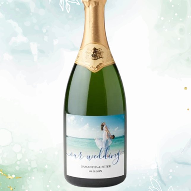 Custom Foto Modern Beach Hochzeit (Celebrate your special day with a custom photo modern beach wedding sparkling wine label.  )