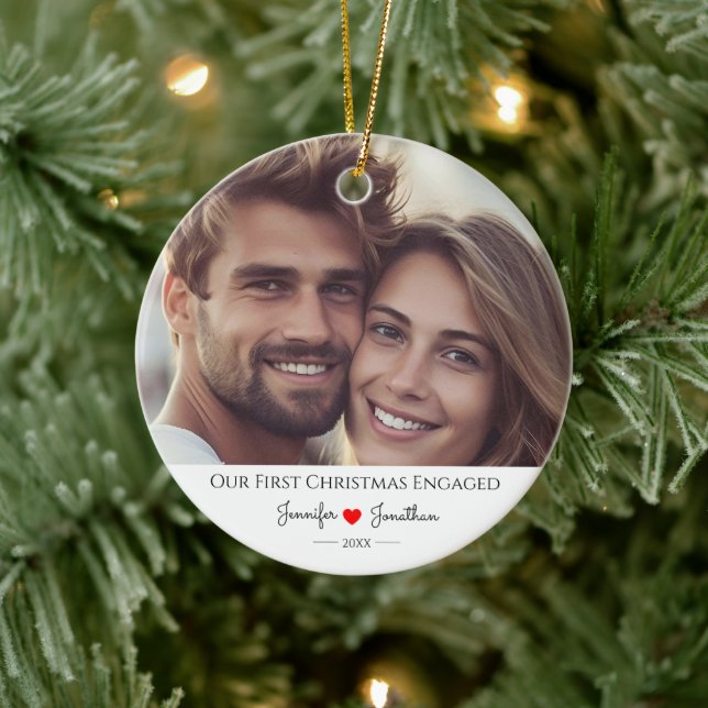Custom Foto Our First Christmas Verlobt Keramik Ornament (Baum)