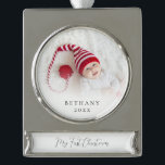 Custom Foto Overlay Name Baby First Christmas Banner-Ornament Silber<br><div class="desc">Custom Foto Overlay Name Baby First Christmas. Besonders zum Gedenken an das 1. Weihnachtsfest Ihres Babys und zum Feiern mit einem guten Sake für die Weihnachtsfeier! Personalisieren Sie den Text einfach und ersetzen Sie das Beispielbild einfach mit Ihrem eigenen.</div>