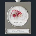 Custom Foto Overlay Name Baby First Christmas Banner-Ornament Silber<br><div class="desc">Custom Foto Overlay Name Baby First Christmas. Besonders zum Gedenken an das 1. Weihnachtsfest Ihres Babys und zum Feiern mit einem guten Sake für die Weihnachtsfeier! Personalisieren Sie den Text einfach und ersetzen Sie das Beispielbild einfach mit Ihrem eigenen.</div>
