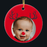 Custom Foto Rentier Baby's First Christmas Keramik Ornament<br><div class="desc">Dieses Ornament verwandelt Ihr Baby in ein niedliches Rentier mit einem Set Hörner und einer roten Nasenillustrierung. Personalisieren Sie mit dem Foto und dem Namen Ihres Babys. Ein tolles Familiengeschenk für das erste Weihnachtsfest Ihres Babys. Die rote Nase kann an die Stelle verschoben werden, die zu Ihrem Foto passt. Verwenden...</div>