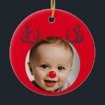 Custom Foto Rentier Baby's First Christmas Keramik Ornament<br><div class="desc">Dieses Ornament verwandelt Ihr Baby in ein niedliches Rentier mit einem Set Hörner und einer roten Nasenillustrierung. Personalisieren Sie mit dem Foto und dem Namen Ihres Babys. Ein tolles Familiengeschenk für das erste Weihnachtsfest Ihres Babys. Die rote Nase kann an die Stelle verschoben werden, die zu Ihrem Foto passt. Verwenden...</div>
