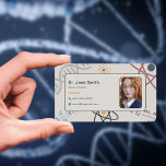 Custom Foto - Science Teacher Visitenkarte<br><div class="desc">Eine Visitenkarte für einen Privatlehrer oder Lehrer der Wissenschaft, wie Physik, Mathematik, Biologie oder Chemie. Diese Karte verfügt über ein benutzerdefinierbares Foto und Kontaktdaten, die durch Symbole illustriert sind. Der Hintergrund besteht aus einem Muster wissenschaftlicher Illustrationen wie DNA, Atome und Gleichung von Newtons Gesetz der universellen Gravitation und der Schrödinger-Gleichung!...</div>
