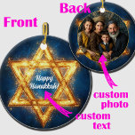 Custom Foto & Text Happy Hanukkah, Star von David Keramik Ornament<br><div class="desc">Das Hanukkah-Star-Ornament ist individuell anpassbar! Dieses elegante, runde Keramik-Ornament besticht durch einen atemberaubenden David-Stern in einer strahlenden goldenen Farbe vor tiefblauem Hintergrund, der an einen Sternenhimmel erinnert. Auf der Vorderseite wird der Text "Happy Hanukkah" angezeigt, der nach Ihren Wünschen personalisiert sein kann, was ihn zu einem einzigartigen und nachdenklichen Geschenk...</div>